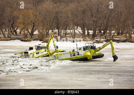 Amphibex Icebreaker macchina rompendo gli inceppamenti di ghiaccio sul Fiume Rosso, vicino a Selkirk, Manitoba, Canada. Foto Stock