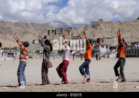 Gli alunni Ladakhi la formazione del marzo dopo una scuola indiana di tradizione nella parte anteriore del Leh Palace, Ladakh India del Nord, Himalaya, Asia Foto Stock