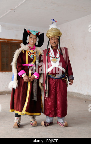 Ladakhi giovane indossando costumi tradizionali, Leh, Ladakh India del Nord, Himalaya, Asia Foto Stock