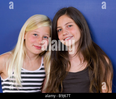 Due ragazze, undici anni, fidanzate, ritratto Foto Stock