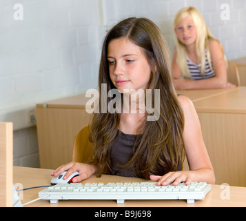 Ragazza, undici anni di apprendimento su un PC Foto Stock