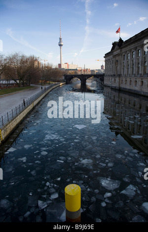Vista verso la Fernsehturm torre televisiva, Monbijou Park e il Museo di Bode oltre il Fiume Sprea, con ice floes in inverno Foto Stock