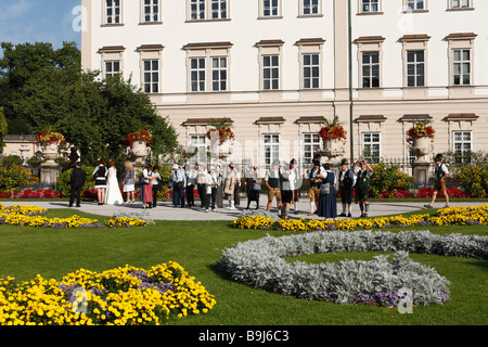 Gruppo di turisti in giardini Mirabell, il Palazzo Mirabell, Salisburgo, Austria, Europa Foto Stock
