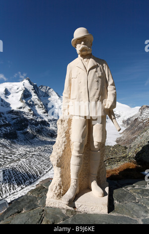 Monumento a Kaiser Franz Joseph a Kaiser-Franz-Josefs-Hoehe nella parte anteriore del Monte Grossglockner e il ghiacciaio Pasterze, Grossgloc Foto Stock