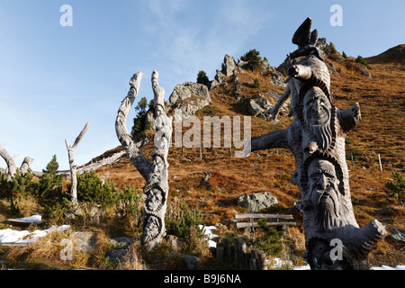 Volti scolpiti nei pressi Glockenhuette montagna sulla Strada del Nockalm, Parco Nazionale Nockberge, Carinzia, Austria, Europa Foto Stock