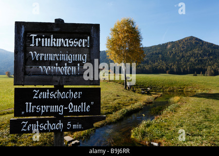 Zeutschacher Ursprungquelle, sorgente di acqua, segno 'Trinkwasser! Verunreinigung verboten!', 'Drinking acqua! La contaminazione proh Foto Stock
