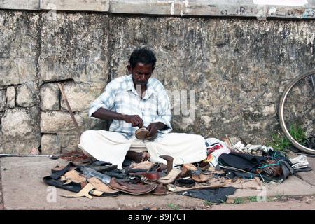 Una scarpa mender cobbler Foto Stock