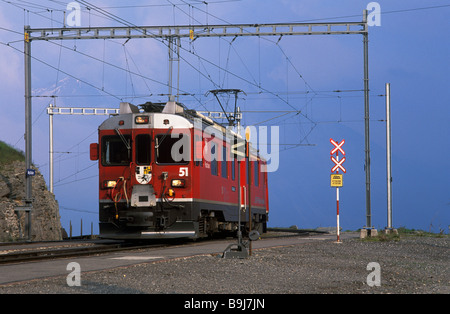 Bernina Express in Alp Gruem, Val Poschiavo, Bernina, dei Grigioni, Svizzera, Europa Foto Stock