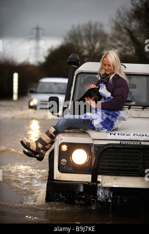 Un Land Rover Defender aziona attraverso le acque alluvionali vicino MAISEMORE GLOUCESTERSHIRE REGNO UNITO Gen 2008 Foto Stock