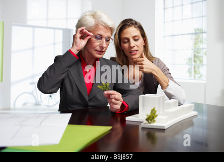 Due architetti femminile al lavoro in ufficio Foto Stock