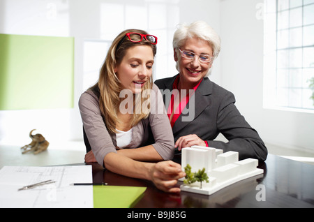 Due donne gli architetti che lavorano Foto Stock