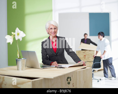 Senior femminile superiore nel nuovo ufficio Foto Stock