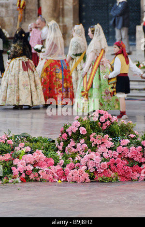 Fiore di offerta per il tempo libero di Virgen de los Desamparados durante Las Fallas Festival di Valencia Spagna Foto Stock