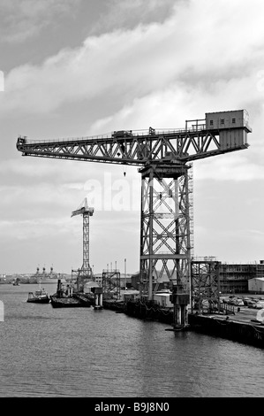 Una gru a Buccleuch Dock. Barrow-in-Furness, Cumbria, England, Regno Unito, Europa. Foto Stock