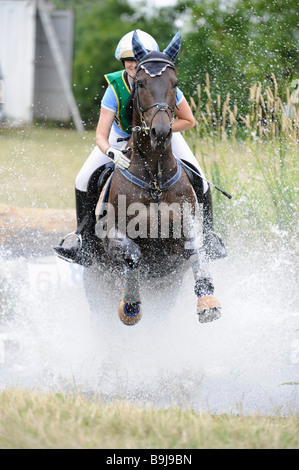 Cavallo al galoppo attraverso l'acqua, eventing, Torneo Grosskayna, Sassonia-Anhalt, Germania, Europa Foto Stock