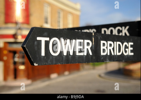 Stile turistico strada segno a Londra rivolta verso il Tower Bridge. Foto Stock