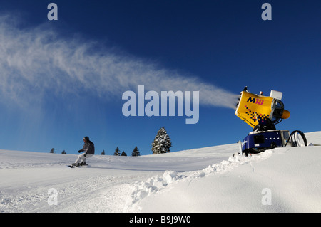 Snow making machine su una pista da sci Foto Stock