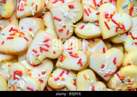 A forma di cuore i biscotti di pasta frolla con multicolori granelli di zucchero, riempimento immagine Foto Stock