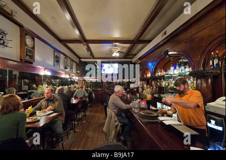 Interno di un bar tradizionale nel centro cittadino di Ashland, Oregon meridionale, nella costa occidentale degli Stati Uniti Foto Stock