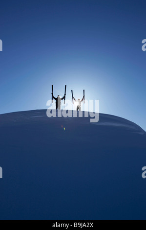 Gli sciatori sulla cima della montagna Foto Stock