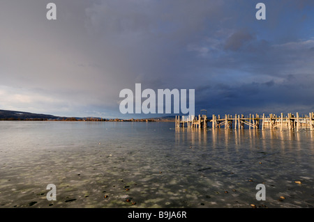 Vista del congelato Lago Untersee con jetty, Allensbach, distretto di Konstanz, Baden-Wuerttemberg, Germania, Europa Foto Stock