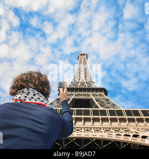 Uomo di scattare una foto della Torre Eiffel Foto Stock