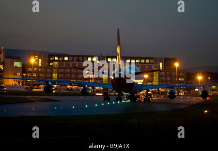 Boeing 747 di essere rimorchiato per la pista di rullaggio, luce della sera Foto Stock