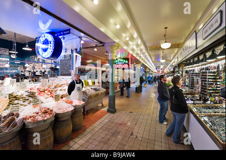 Pescivendolo tradizionali e altre bancarelle in Pike Place Market e il centro cittadino di Seattle, Washington, Stati Uniti d'America Foto Stock