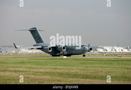 Boeing C-17 Globemaster III, US Air Force, aereo cargo in decollo all'aeroporto di Francoforte, Hesse, Germania, Europa Foto Stock