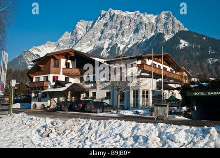 Tiroler Hof Hotel di fronte al panorama di Monte Zugspitze, Tirolo, Austria, Europa Foto Stock