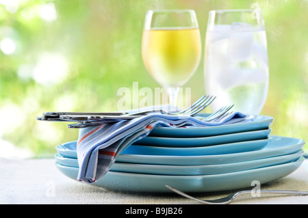 Impostazione tabella con la pila di piatti e posate Foto Stock