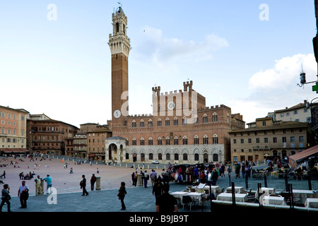 Vista di Piazza del Campo, Palazzo Pubblico e la Torre del Mangia a Siena, Toscana, Italia, Europa Foto Stock