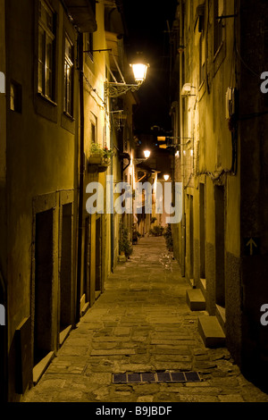 Tipico vicolo nel centro storico di Porto, dichiarato patrimonio culturale mondiale dall'UNESCO, Portogallo, Europa Foto Stock