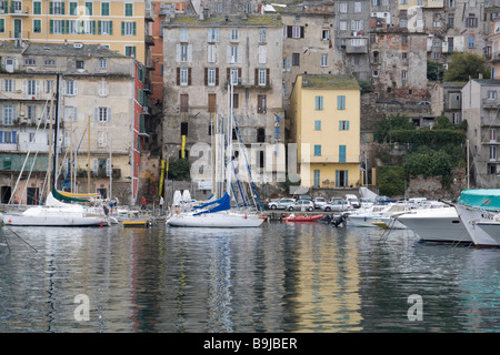 Le riflessioni di case e barche in Bastia Porto Vecchio, in Corsica Francia Foto Stock