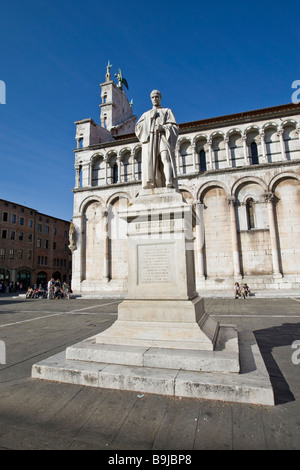 La Chiesa di San Michele, il pisano arte romanica, con il monumento a Francesco Burlamacchi, Piazza San Michele, Lucca, Toscana, Italia, UE Foto Stock