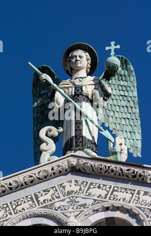 La santa figura sulla chiesa di San Michele, il pisano arte romanica, Piazza San Michele, Lucca, Toscana, Italia, Europa Foto Stock