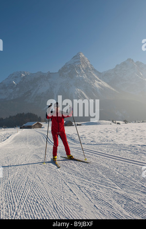 Cross-country sciatore sci su di un sentiero di fronte Sonnenspitze mountain, Tirolo, Austria, Europa Foto Stock