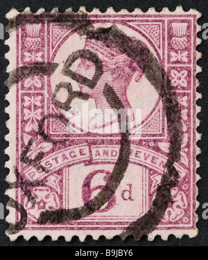 Primo piano del francobollo inglese vittoriano 6d su sfondo nero. SG 208, viola, con postmarcato Oxford. Parte del numero del Giubileo 1887-1900. Foto Stock