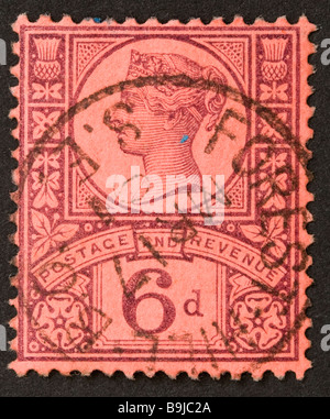 Primo piano del francobollo inglese vittoriano 6d su sfondo nero. 1887-1900 SG 208 rosso-viola, franato "Forrest Hill" parte del numero del Giubileo 1887 Foto Stock