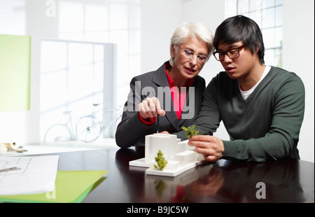 Senior e Junior architetti al lavoro Foto Stock