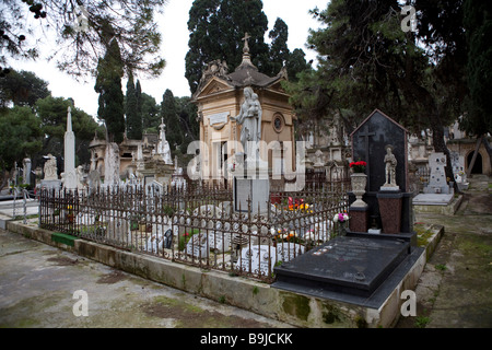 Tipico cimitero con lapidi decorato a La Valletta, Malta, Europa Foto Stock