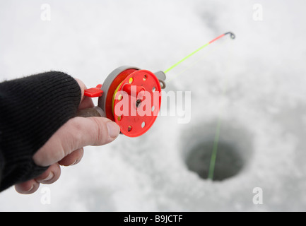 Canna da pesca del ghiaccio rosso , Finlandia Foto Stock