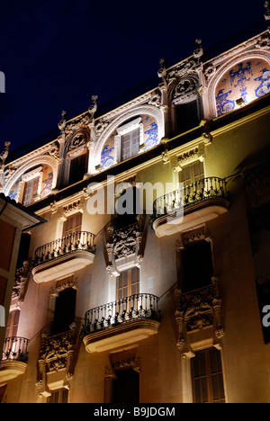 Facciata illuminata con balconi e art nouveau elementi sulla Plaça Weyler, Plaza Weyler, in serata, ex Gran Hotel Foto Stock