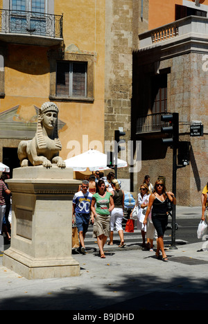 Sphinx e pedoni sul Passeig des Born, centro storico ciutat Antiga, Palma de Mallorca, Maiorca, Baleari Isla Foto Stock