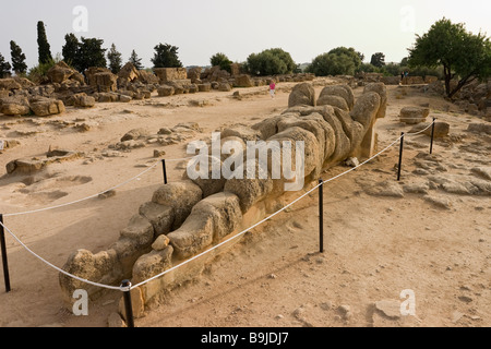 Pietra massiccia scultura gigante. Una copia di una distesa gigante di pietra a Agrigento un massiccio di pietra, Telamone o slave maschio di figura Foto Stock