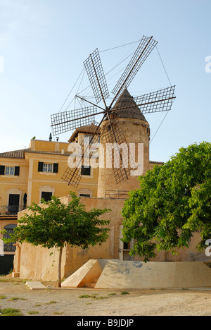 Mulino a vento tradizionale nella Santa Catalina distretto, Palma de Mallorca, Maiorca, isole Baleari, Spagna, Europa Foto Stock