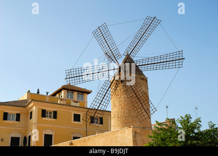 Mulino a vento tradizionale nella Santa Catalina distretto, Palma de Mallorca, Maiorca, isole Baleari, Spagna, Europa Foto Stock