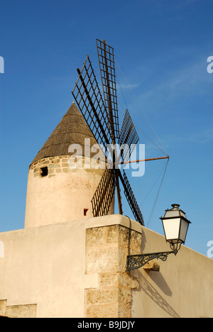 Mulino a vento tradizionale e street lanterna nel Santa Catalina distretto, Palma de Mallorca, Maiorca, isole Baleari, Spagna, e Foto Stock