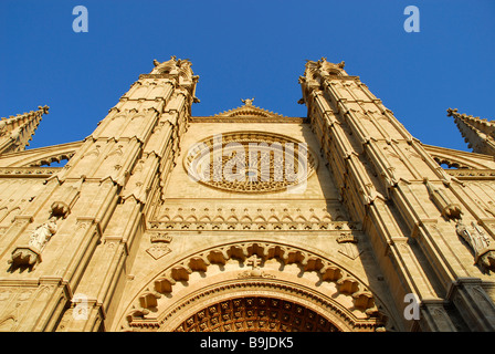 Prevalentemente gotica facciata ovest di La Seu Cattedrale, il centro storico della città, Ciutat Antiga, Palma de Mallorca, Mallorca, Bal Foto Stock