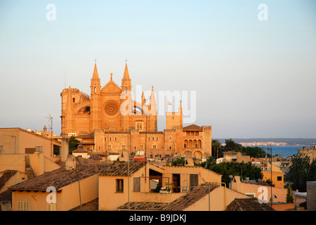 La Seu, prevalentemente gotica facciata ovest della cattedrale nel giorno di ultima luce del sole, builings residenziali in primo piano, h Foto Stock